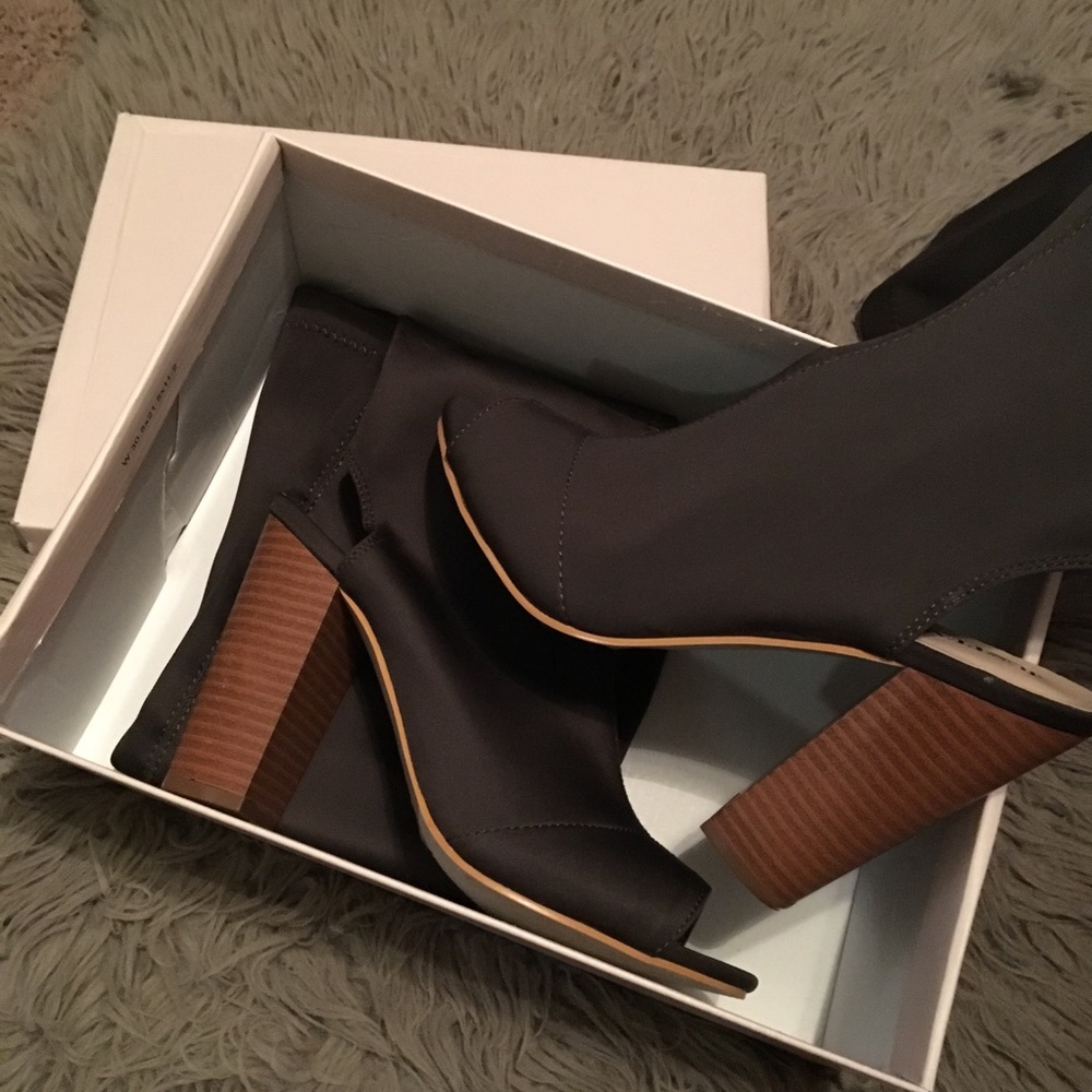 *SOLD ON MERCARI* 🆕Olive Open Toe Heeled Boots - Picture 6 of 7